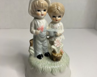 Vintage Precious Moments Junge und Mädchen Waterinf Blumen Spieluhr