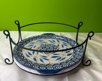 Vintage Temptations By Tara Old World Blue Platter Trivet with Metal Carrying Rack