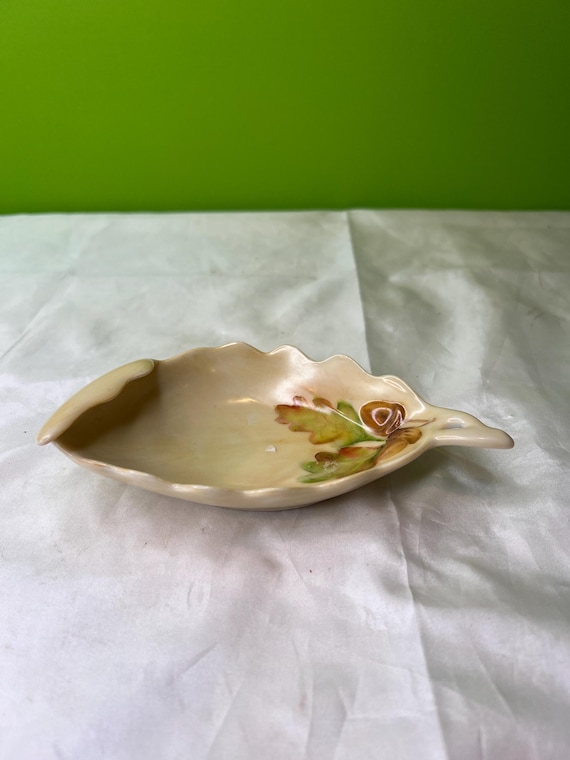 葉っぱ型の陶器皿と人形 葉っぱ型の陶器皿と人形