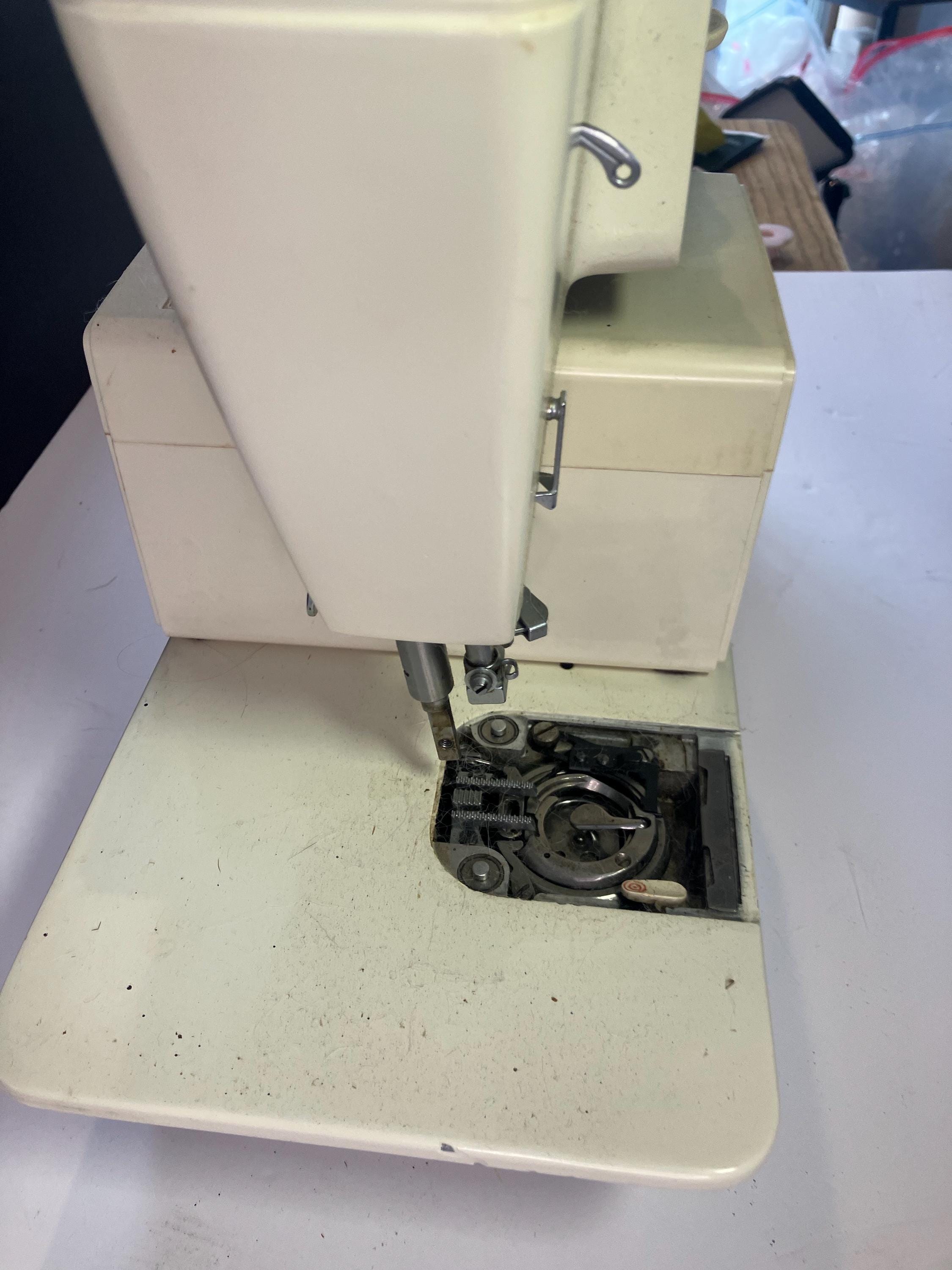 Vintage Singer Golden Touch & Sew Deluxe Zig Zag Model 750 Sewing