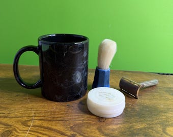 Set da barba vintage assortito: tazza, contenitore pieghevole per pillole, rasoio e pennello.
