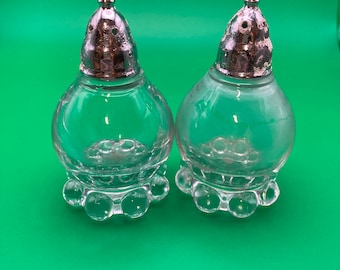 Salière et poivrière vintage en verre transparent avec base boopie et bouchons en métal