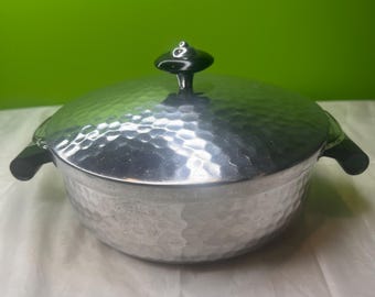 【】 コロシアム 蓋付きキャセロール 英国製 ボーンチャイナ 1950年代のヴィンテージ、イタリア製 Puralum 社製 通気孔付き 槌目
