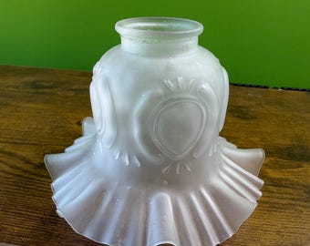 Pantalla de lámpara de cristal estilo Art Nouveau vintage con volantes, enagua rizada y diseño único esmerilado.