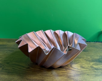 Vintage copper-toned pinwheel-shaped mold