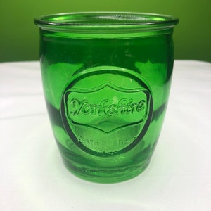 Bicchiere vintage in vetro pesante trasparente con smeraldo dello Yorkshire e bocca larga e goffrato
