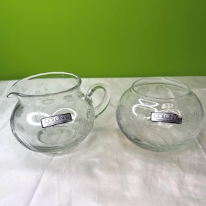Vintage kolonie kristallen kan kan creamer en bijpassende suikerpot helder met geëtste zonnebloem ontwerp handgemaakt Roemenië ~ mooi