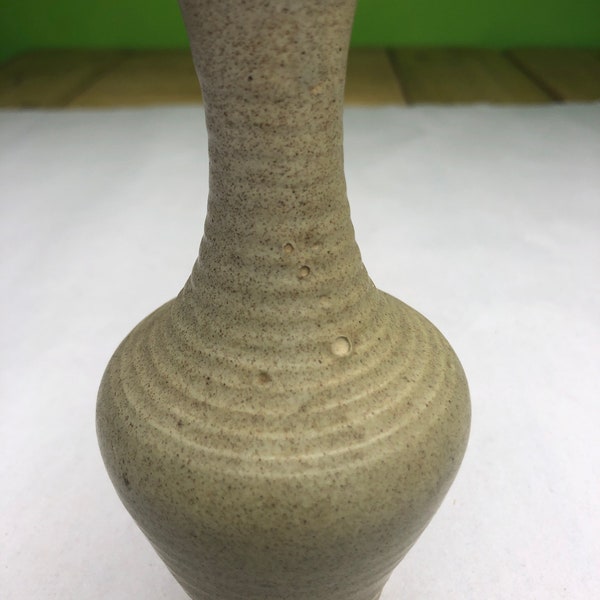 Vintage Pigeon Forge Pottery Bee Bienenstock Art Knospe Vase mit wunderschöner natürlicher Färbung und schöner Form