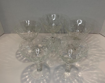 Juego vintage de 5 copas cortas grabadas con hojas y flores, de 5" de alto por 3,75" de diámetro