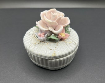 Boîte à bijoux vintage en porcelaine 3D avec couvercle fleuri