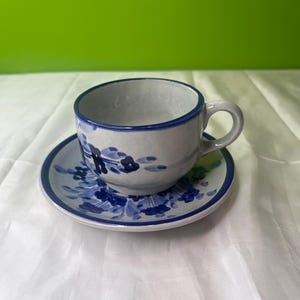 Vintage graue Steinzeug-Teetasse / Kaffeetasse und Untertasse mit Kobaltblauer Zierleiste und gemaltem Blumenmuster