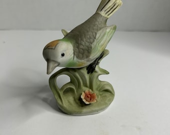 Figura de porcelana vintage de pájaro verde pálido en hierba