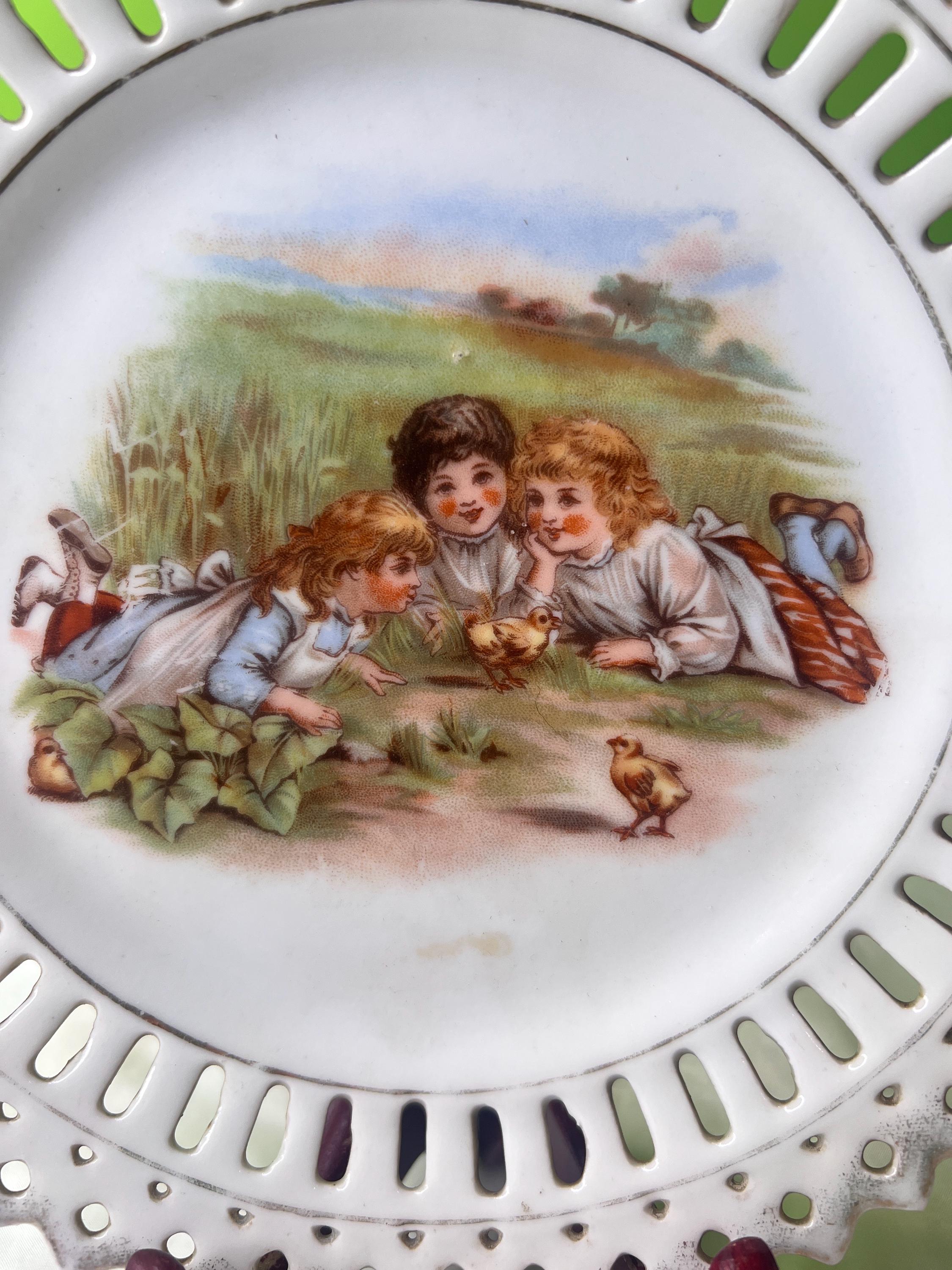 ヴィンテージの無印装飾網目模様プレート～ひよこと遊ぶ子供たちの絵