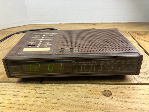 Vintage Clock Radio Magnavox D-3160 AM/FM Radio Digital Alarm