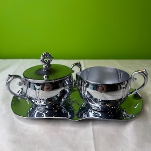 Ensemble de pots à crème et sucriers vintage chromés avec plateau
