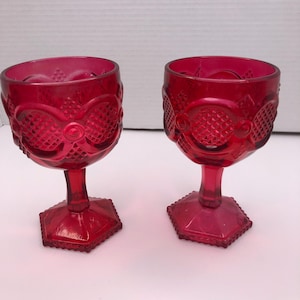 Vintage Avon Ruby Red Cape Cod 1876 mönster rubinrött glas vatten- eller vinbägare. Set med 2 bägare. Mindre slitage på röda blixtar se bild