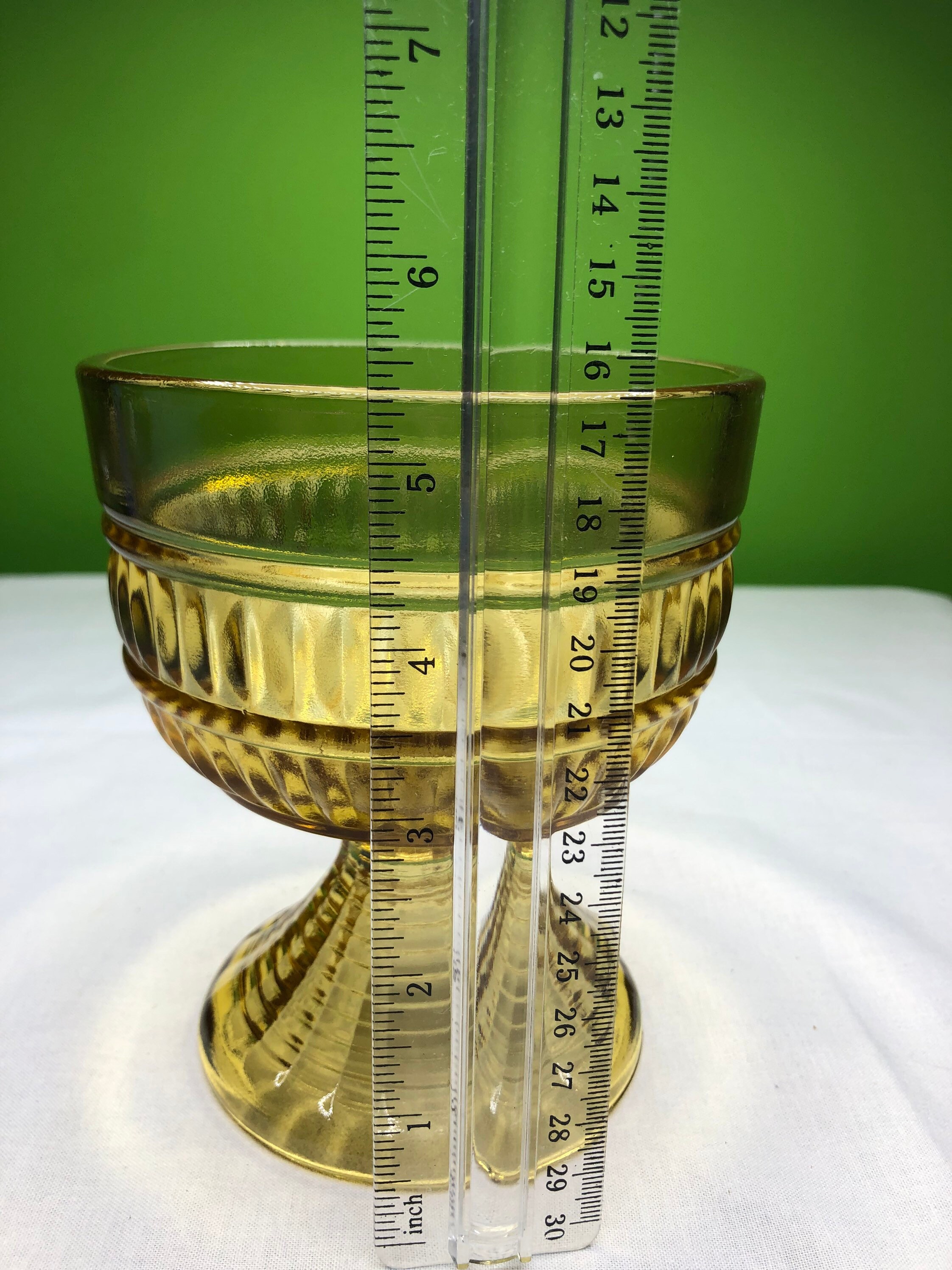 美しいリブ模様とクラシックな聖杯デザインが施されたヴィンテージ