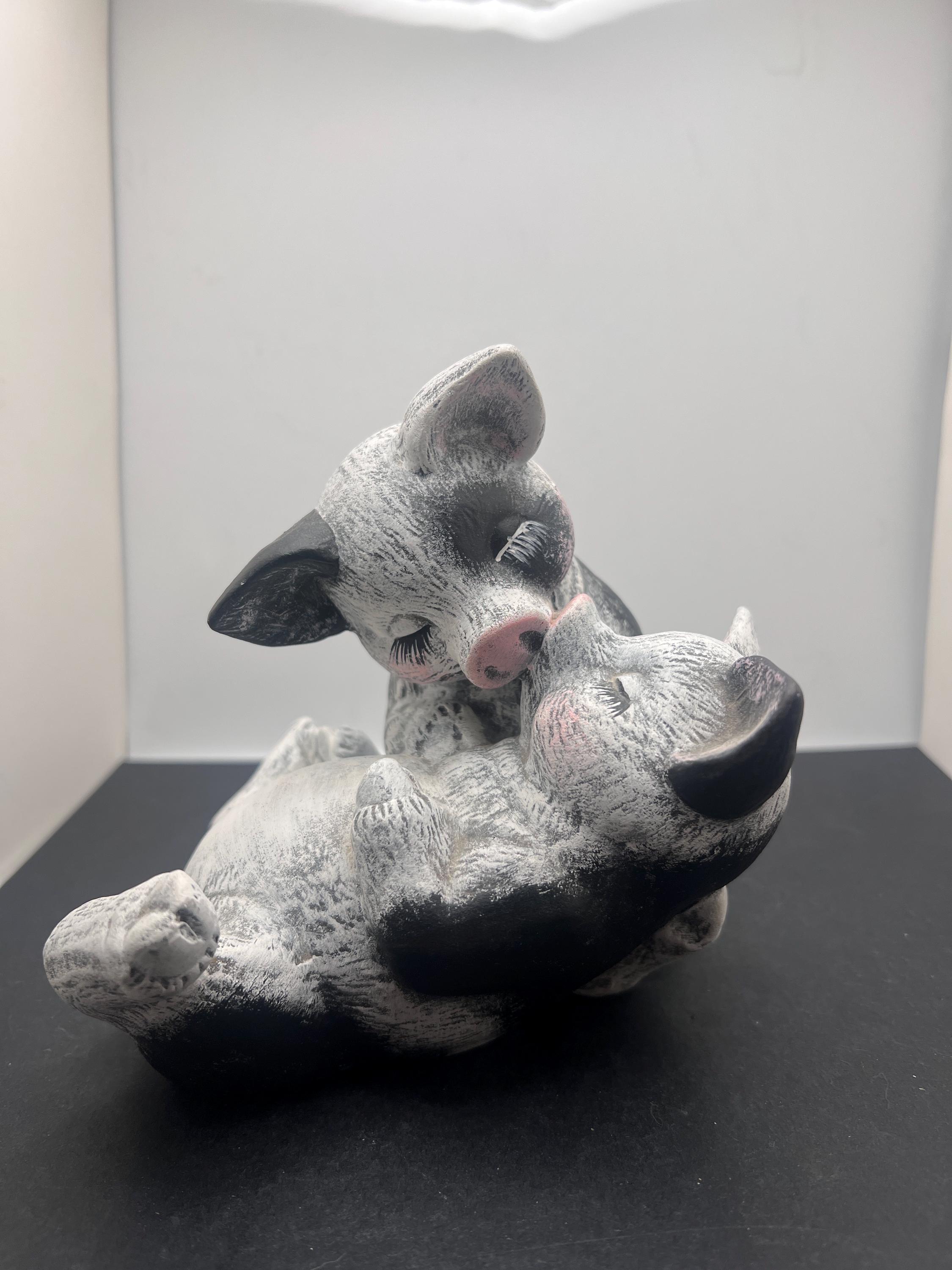 ヴィンテージの陶器は手作りで、キスする豚が描かれているようです