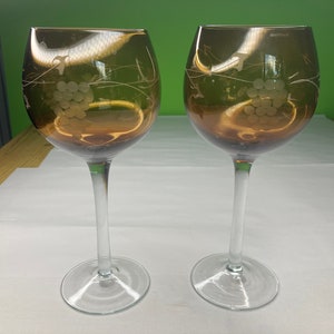 Vintage ámbar oscuro y vidrio grabado juego de copas de vino de 2 Bellamente hecho