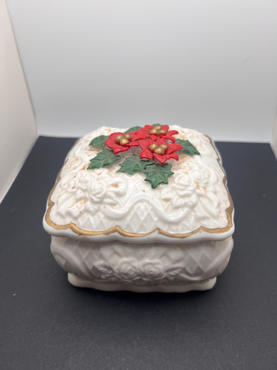 Vintage Ceramic Pottery Christmas Holly Trinket/Jewelry Box with Gold Trim