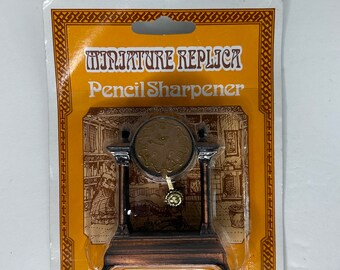 Vintage miniatura reloj de tictac sacapuntas nuevo en caja