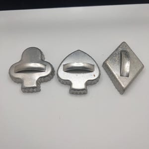 Conjunto de 3 cortadores de biscoitos de naipe de cartas de baralho de alumínio vintage ~ Espada ~ Diamante ~ Clube
