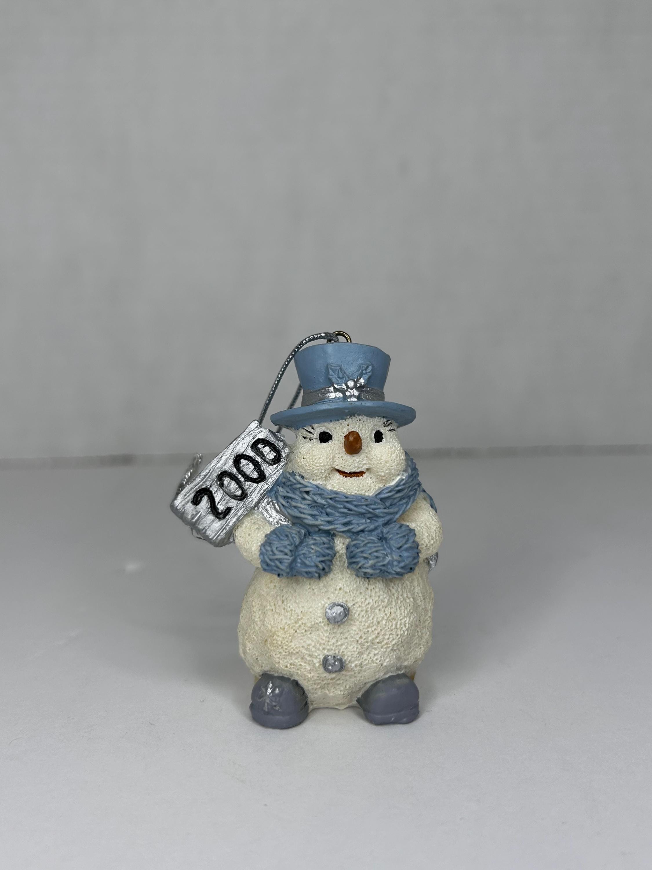 Vintage Encore Snow Buddies Snowman Holding 2000 Y2k Sign Ornament