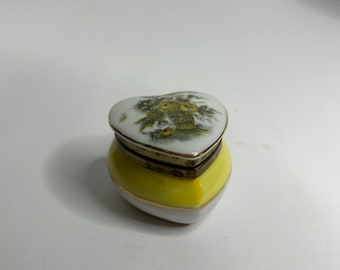 Boîte à bijoux à charnière vintage en forme de coeur en porcelaine jaune