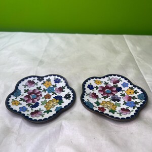 Vintage-Set mit 2 blumenförmigen Teetellern ~ Sieht aus wie Mixed Media aus Mexiko - handgemaltes Blumenmuster