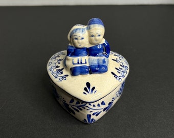 Portagioie a forma di cuore con coppia olandese vintage in porcellana blu
