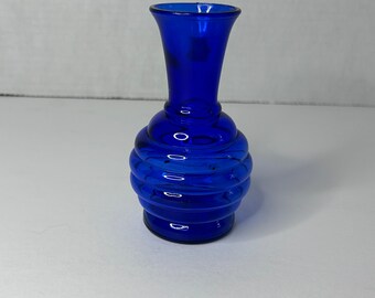 ヴィンテージの装飾的なブルーアートガラスのつぼみ型花瓶。高さ21cm