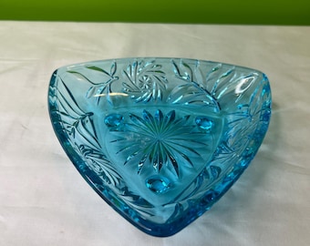 Vintage 1970s Hazel Atlas Pinwheel Star  Capri Glass Triangular Candy Dish Bowl with 3 Toes