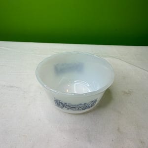 Könnte beinhalten: Drei cremefarbene Keramikbecher mit gesprenkelter Glasur. Jeder Becher zeigt ein handgemaltes Blumenmuster in Blau-, Grün- und Gelbtönen. Die Becher haben eine schlichte, runde Form und einen bequemen Henkel.
