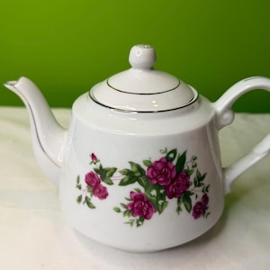 Vintage keramisk blommig tekanna med guldfärgade detaljer ~ Okänd tillverkare