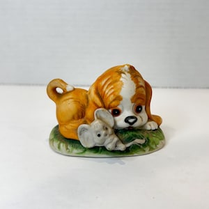 Porcelana biskwitowa w stylu vintage, zabawny pomarańczowy szczeniak z figurką myszy