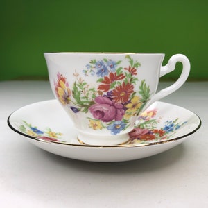 Tasse à thé et soucoupe Crown vintage en porcelaine tendre d&#39;Angleterre avec magnifique bouquet de fleurs