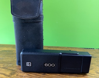 Cámara de película Kodak Tele-Ektralite 600 antigua con flash incorporado. Sin probar.