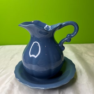 Vintage Keramik blau glasierte Krug und passendes Waschbecken mit ausgebogten Kanten ~ wunderschön ~ sieht aus wie McCoy