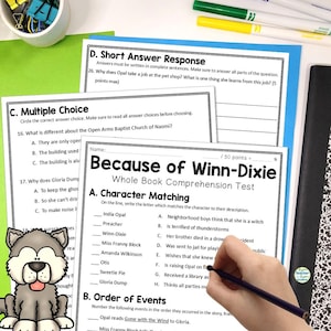 Pode incluir: Um aluno completa um teste de compreensão sobre "Porque Winn-Dixie" com perguntas de múltipla escolha e respostas curtas. O teste está em papel branco com texto preto. Um cão de desenho animado está no canto.