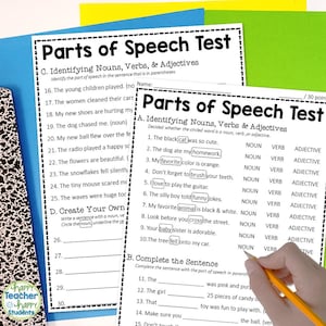 以下が含まれることがあります： 「Parts of Speech Test」というタイトルの2つのワークシートが表示され、名詞、動詞、形容詞を識別する質問があります。ワークシートは青色の背景にあります。手は鉛筆を持っています。