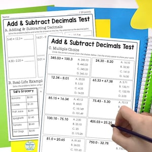 Può includere: Un foglio di lavoro con un test di matematica per l'addizione e la sottrazione di numeri decimali. Il test include domande a scelta multipla ed esempi reali. Il foglio di lavoro è intitolato "Add & Subtract Decimals Test".