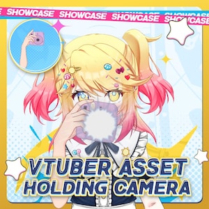 Peut inclure: Illustration de personnage de dessin animé aux cheveux blonds et roses tenant un appareil photo. L'image comprend le texte "VTUBER ASSET HOLDING CAMERA" et le mot "SHOWCASE" répété en haut. Le personnage a les yeux jaunes et porte une tenue blanche et noire.