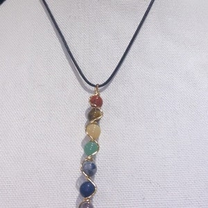 Sophia - piedras CHAKRA negras hechas a mano collar envuelto en alambre de color dorado / astrología de cristales / curación de chakras arremolinados