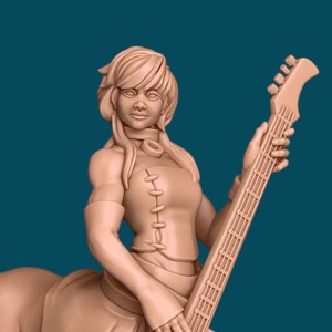 Puede incluir: Una figura de centauro femenino marrón y beige tocando una guitarra con una hoja curva unida a la parte inferior de la guitarra.