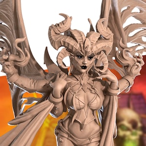 Puede incluir: Figura detallada de una demonio femenina con grandes cuernos, alas y una capa fluida. La figura está en una pose dinámica, con los brazos extendidos. El color es un beige neutro, con detalles intrincados en la ropa y las alas. El fondo está borroso con tonos naranja y rojo.