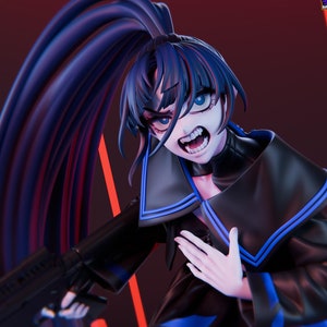 Puede incluir: Un modelo impreso en 3D de un personaje de anime femenino con cabello azul, un uniforme de marinero negro y azul y una expresión seria. Ella sostiene un arma negra en su mano derecha. El fondo es rojo.
