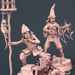 Puede incluir: Cuatro figuras en miniatura de personas que llevan capas con capucha y sostienen varios objetos, incluyendo un bastón con una jaula en la parte superior, un bastón con una rata en él, un escudo y un bastón con una rata en él. Las figuras están de pie sobre bases circulares.