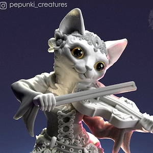 Puede incluir: Una figurita de gato blanco vestida con un vestido y tocando el violín. El gato tiene un diseño floral en la cabeza y un violín detallado y adornado. La figurita está sobre un fondo gris.