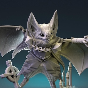 Könnte beinhalten: Eine graue 3D-gedruckte Miniatur einer Fledermaus-Kreatur, die einen Anzug trägt und eine Lanze hält. Die Fledermaus hat große Ohren und Flügel. Die Miniatur steht auf einem Sockel mit einem Kreuz und einem kleinen Schloss.