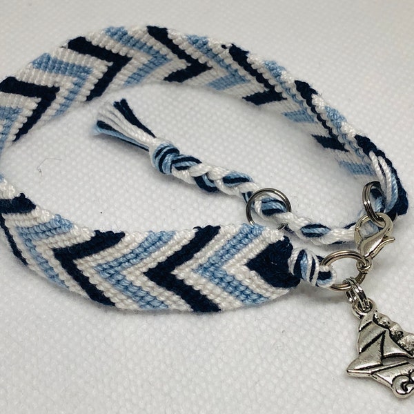 Maritimes Armband aus Baumwolle mit Charm-Anhänger „Segelschiff“